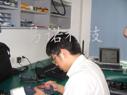 工(gōng)程師現(xiàn)場維修.jpg